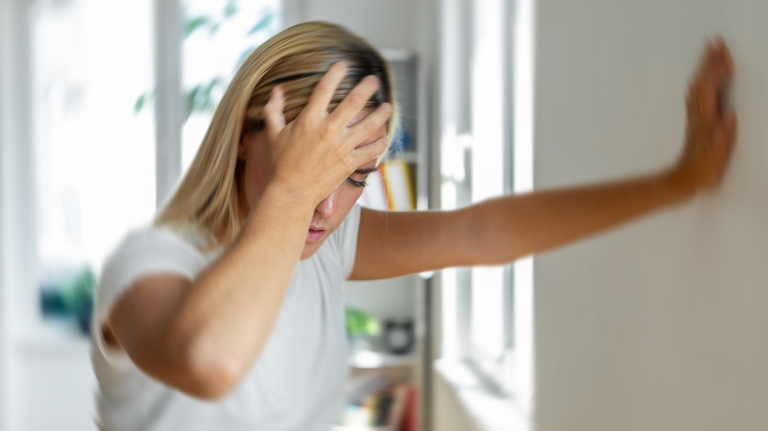 Feel Dizzy When Standing Up? Doctors Reveal the Cause and Simple Remedies to Stop It