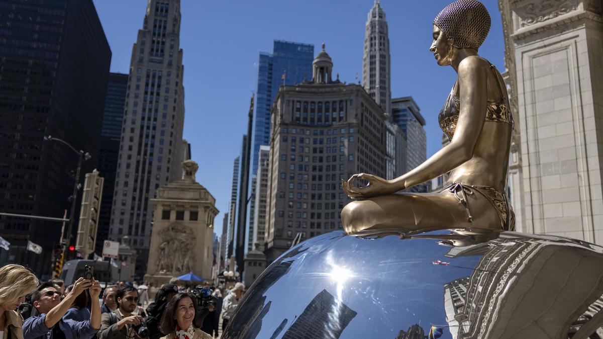 Justice is one of a series of swimmer sculptures by artist Carole Feuerman installed Tuesday, June 2, 2026, along North Michigan Avenue in Chicago. Ten outdoor art exhibit will line the Magnificent Mile into the fall. (Brian Cassella/Chicago Tribune/TNS)