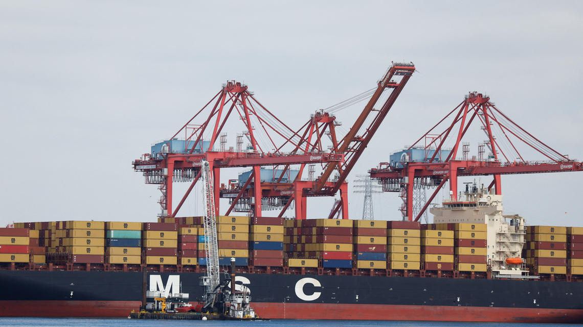 Record petroleum exports help to shrink US trade deficit in April 
