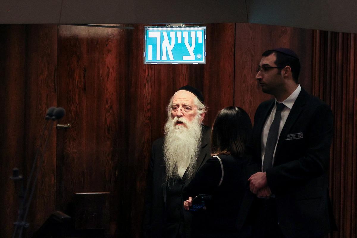 Israeli politicians react following a vote to dissolve the Knesset before the end of its term, in the Knesset, Israel's parliament in Jerusalem, May 20, 2026. REUTERS/Ronen Zvulun