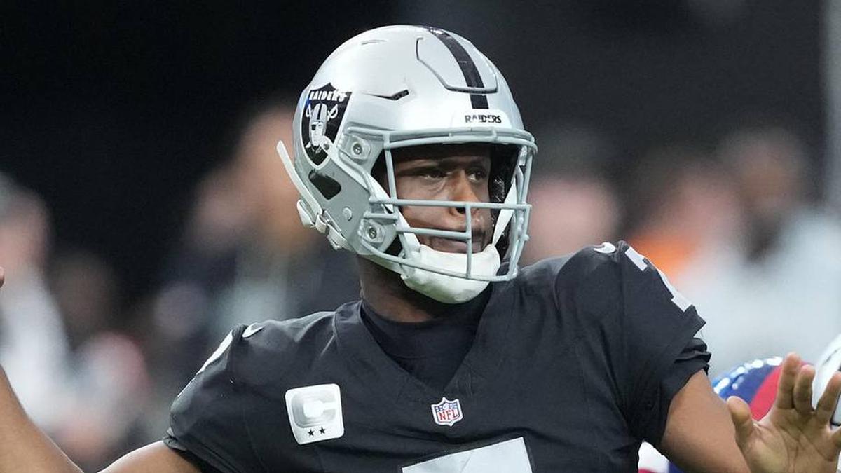  Dec 28, 2025; Paradise, Nevada, USA; Las Vegas Raiders quarterback Geno Smith (7) throws in the third quarter against the New York Giants at Allegiant Stadium. Mandatory Credit: Kirby Lee-Imagn Images | Kirby Lee-Imagn Images 