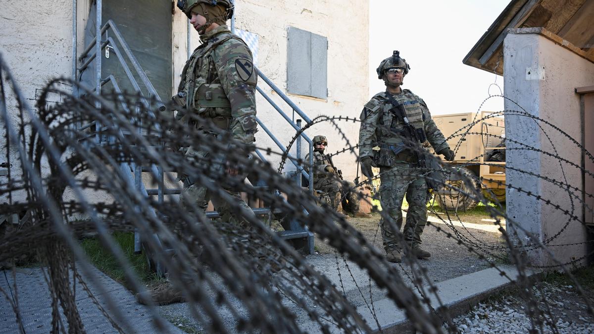 Soldiers stand next to a razor wire at a media day during the U.S. Army Combined Resolve exercise at the U.S. Army's southern Germany training facilities in Hohenfels, Germany, April 30, 2026. REUTERS/Angelika Warmuth
