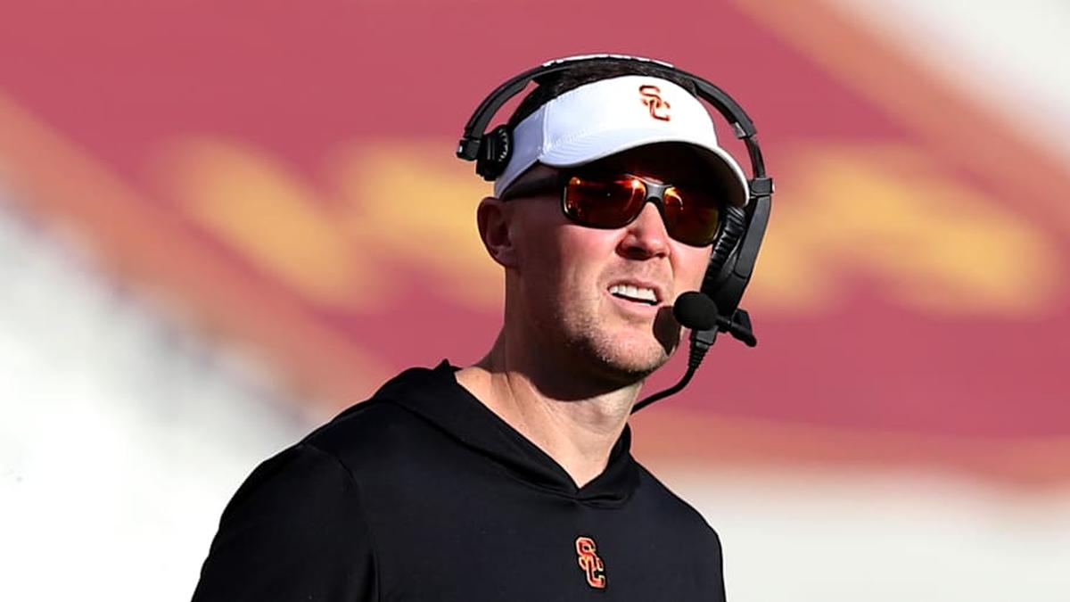  Nov 18, 2023; Los Angeles, California, USA; USC Trojans head coach Lincoln Riley during the third quarter against the UCLA Bruins at United Airlines Field at Los Angeles Memorial Coliseum. Mandatory Credit: Jason Parkhurst-Imagn Images | Jason Parkhurst-Imagn Images 