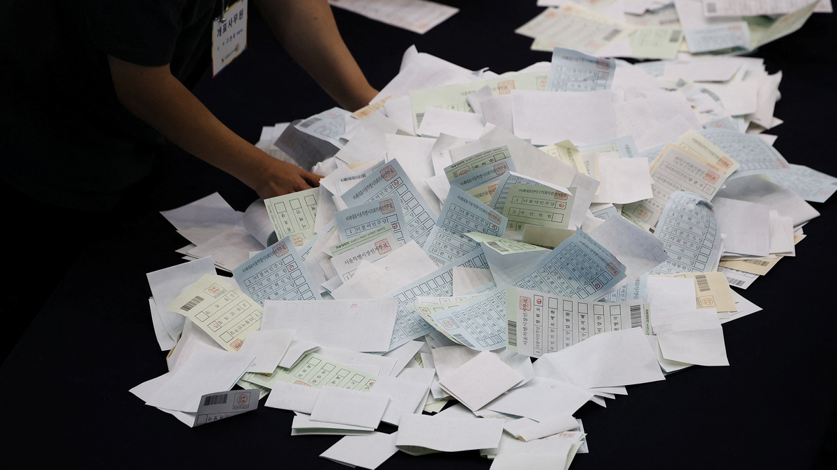 An election official counts the ballots for local elections in Seoul, South Korea, June 3, 2026.     REUTERS/Kim Hong-Ji