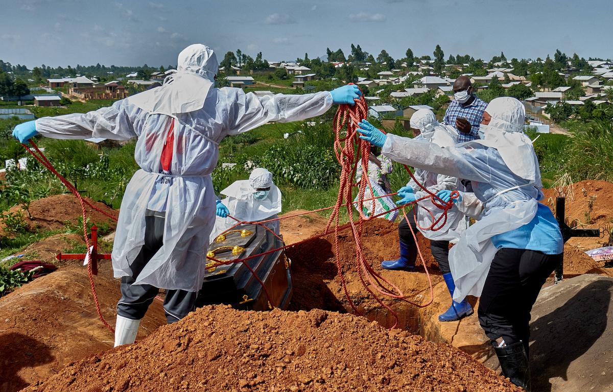 FILE PHOTO: Red Cross workers wearing personal protective equipment (PPE) lower the coffin of Dr Tibenderana Katho Blaise who worked at the Centre Medical Evangelique (CME) in Hoho commune and died of Ebola virus, as aid agencies intensify efforts to contain a new Ebola outbreak caused by the Bundibugyo virus, at the Nyamurongo cemetery in Bunia town, Ituri province, Democratic Republic of Congo, May 26, 2026. REUTERS/Gradel Muyisa Mumbere/File Photo