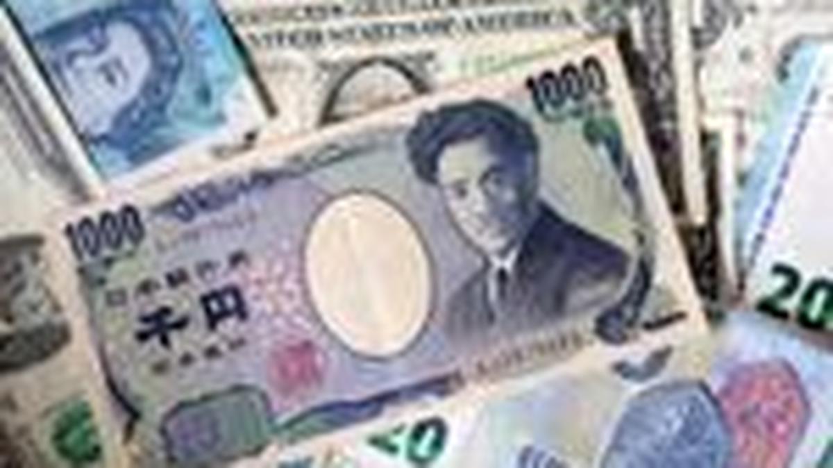 U.S. dollar, Euro, Yen and Pound banknotes are seen in this illustration taken May 4, 2025. REUTERS/Dado Ruvic/Illustration