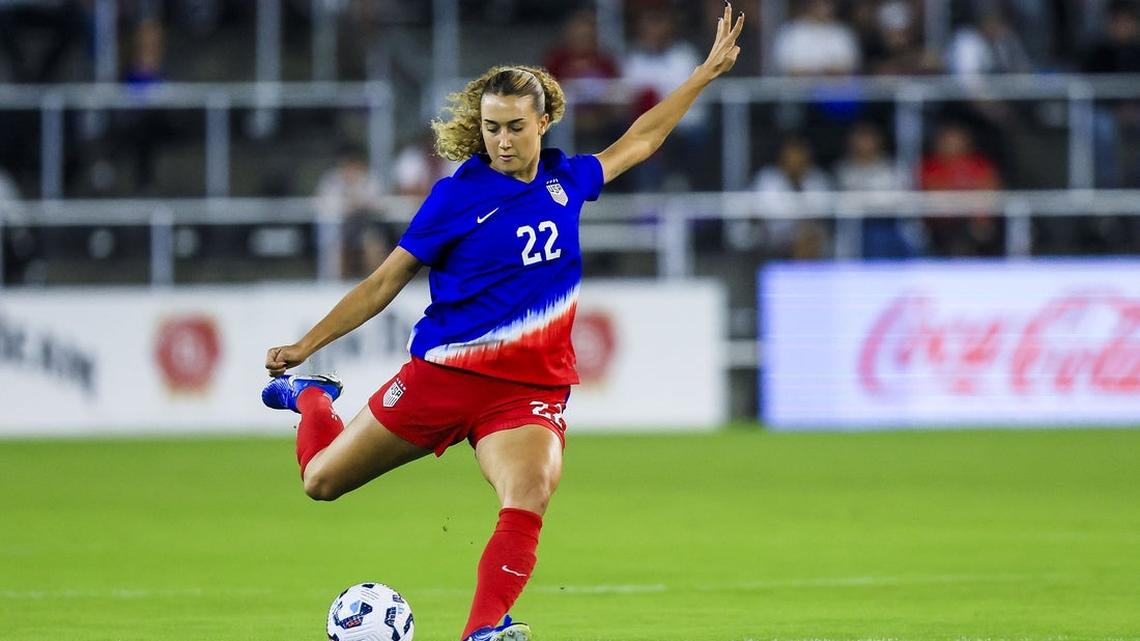 Summit sign Eva Gaetino from Paris Saint-Germain 