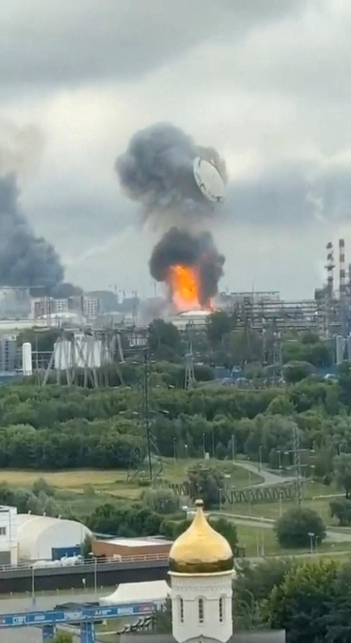 Explosion at Moscow oil refinery after Ukrainian drone attacks on the city, in Moscow, Russia june 18, 2026, in this screengrab obtained from a social media video. SOCIAL MEDIA/via REUTERS