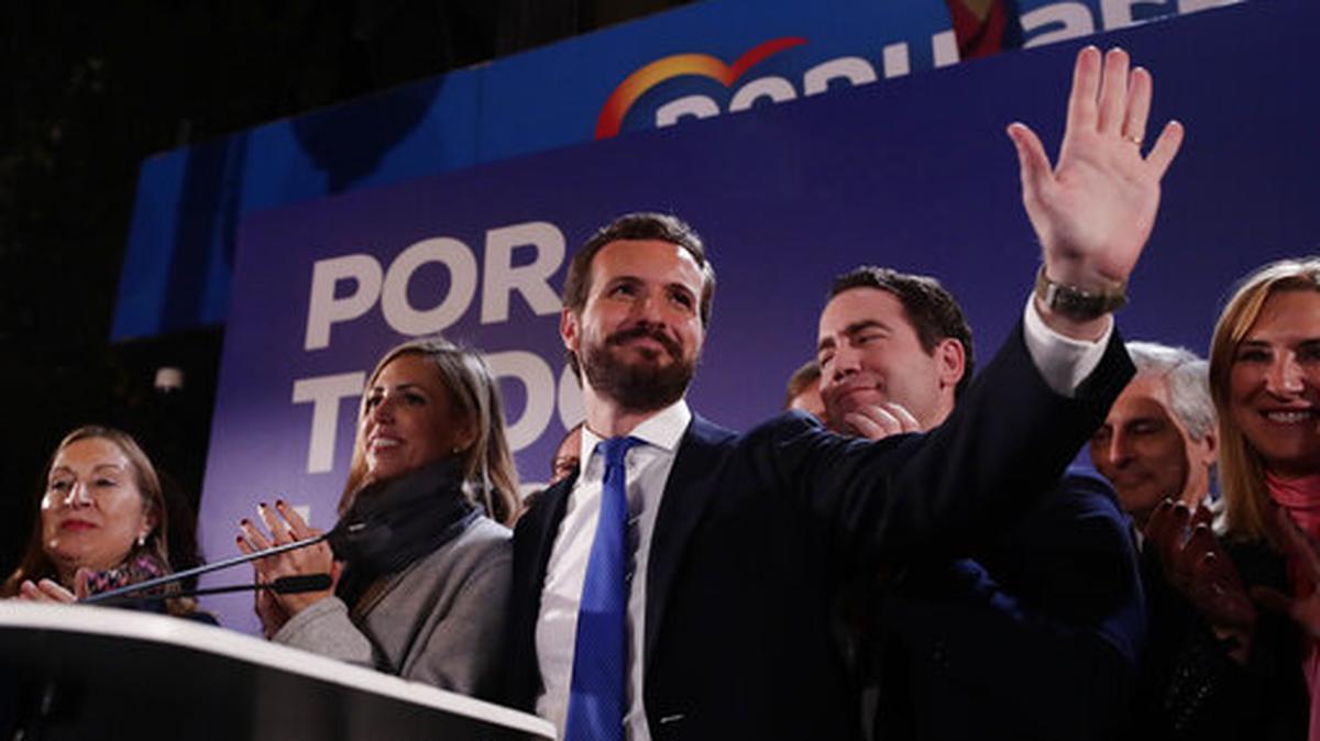 El líder del Partido Popular, Pablo Casado (centro), saluda a sus seguidores durante las elecciones del 10 de noviembre de 2019 en Madrid, España.