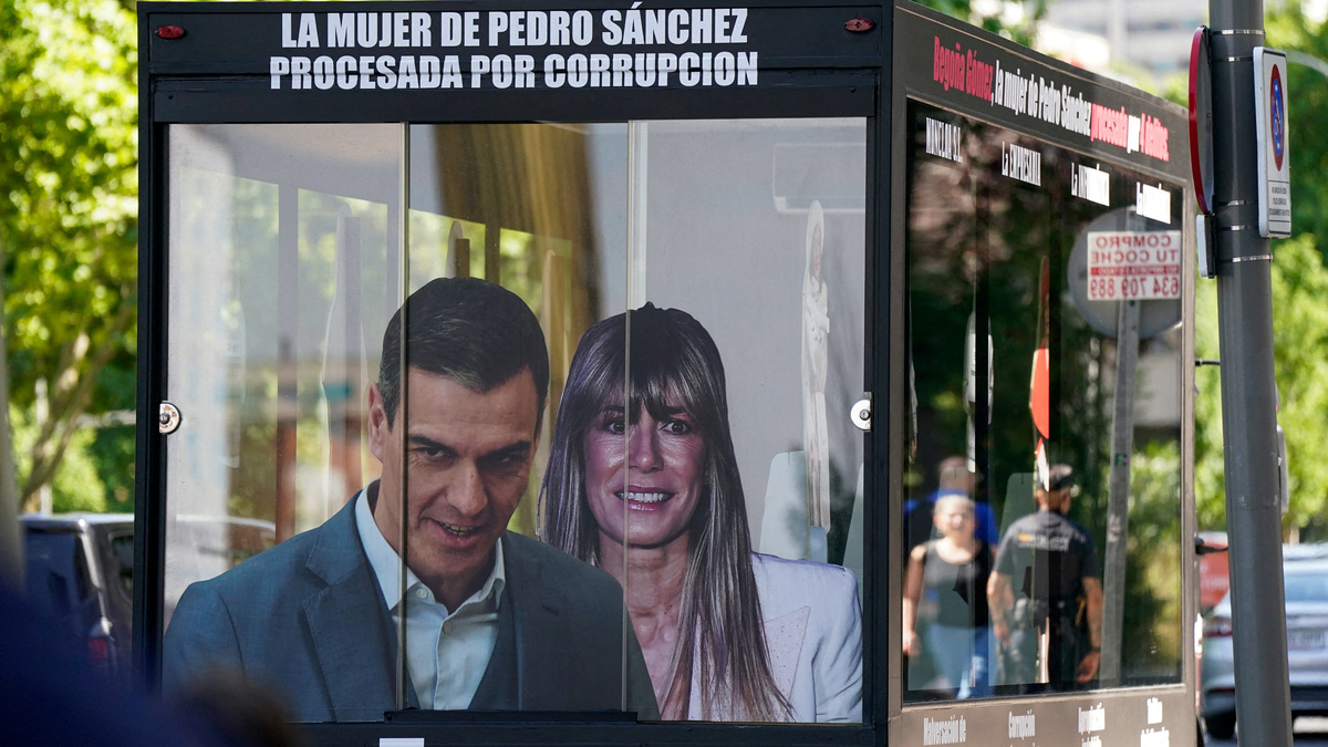 FILE PHOTO: A truck displaying images of Spanish Prime Minister Pedro Sanchez and his wife Begona Gomez drives outside the court as a way of protest on the day Gomez  appears in court to testify as part of influence-peddling investigation, in Madrid, Spain, June 15, 2026. REUTERS/Ana Beltran/File Photo