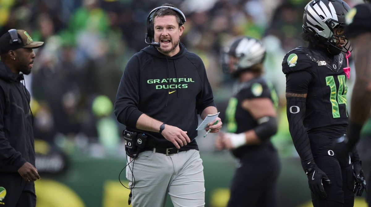  Oct 25, 2025; Eugene, Oregon, USA; Oregon Ducks head coach Dan Lanning instructs players during the first half against the Wisconsin Badgers at Autzen Stadium. Mandatory Credit: Troy Wayrynen-Imagn Images © Troy Wayrynen-Imagn Images