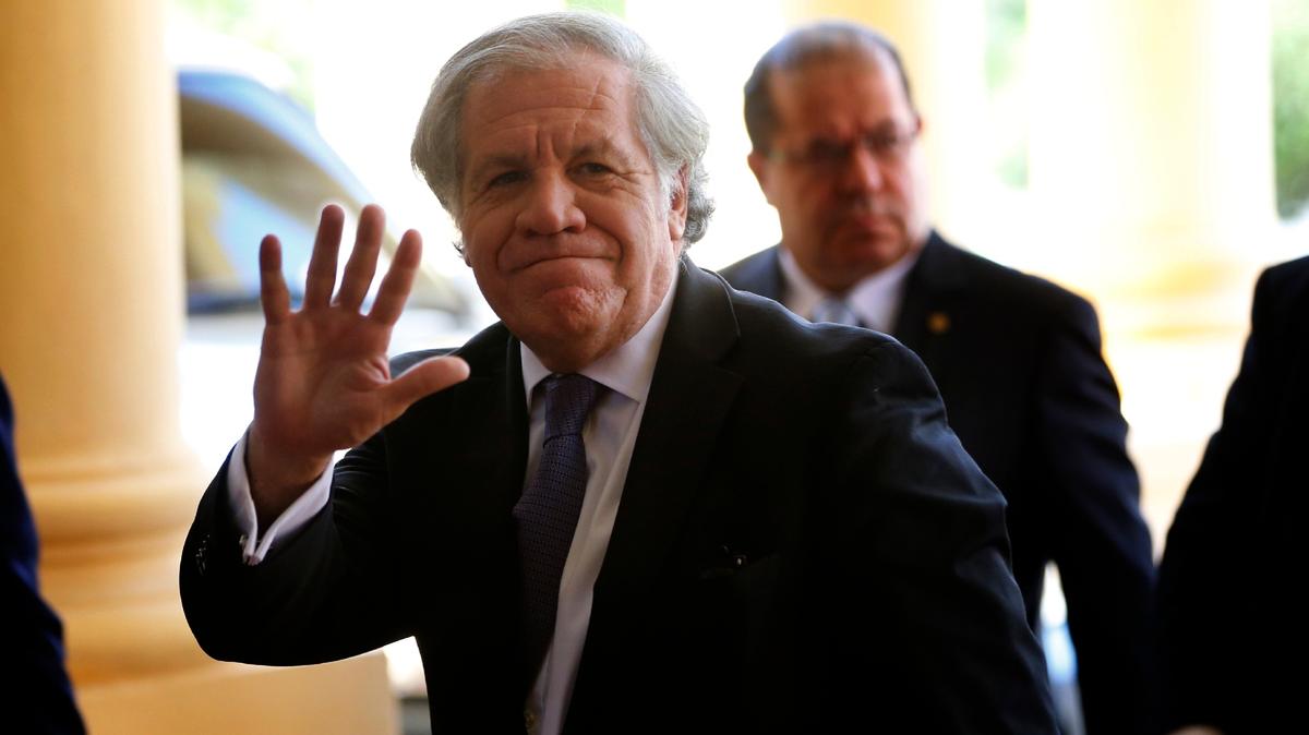 El secretario general de la Organización de los Estados Americanos, Luis Almagro, llega al palacio presidencial en Asunción, Paraguay, el 18 de noviembre del 2019. (AP Photo/Jorge Saenz, File)
