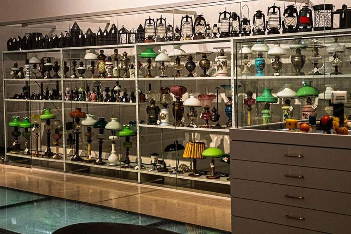  A Display of Hundreds of Lamps to Demonstrate the Evolution of Indoor Lighting. Photo credit: Simon Lock/MyEclecticImages 