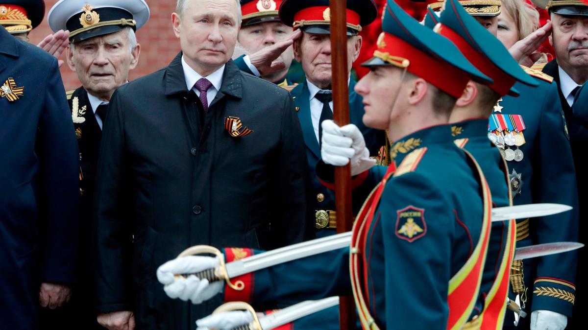 ARCHIVO - El presidente ruso, Vladimir Putin asiste a una ceremonia de colocación de una ofrenda floral en la Tumba del Soldado Desconocido después del desfile militar del Día de la Victoria en Moscú, Rusia, el 9 de mayo de 2021. La derrota de la Alemania nazi en la Segunda Guerra Mundial que Rusia celebra el 9 de mayo es la fiesta más importante del país. Este año tiene un significado especial en medio de la guerra en Ucrania, que el Kremlin llama una “operación militar especial” destinada a librar al país de supuestos “neonazis”, una acusación falsa ridiculizada por Occidente. (Mikhail Metzel, Sputnik, foto de la piscina del Kremlin vía AP, archivo)