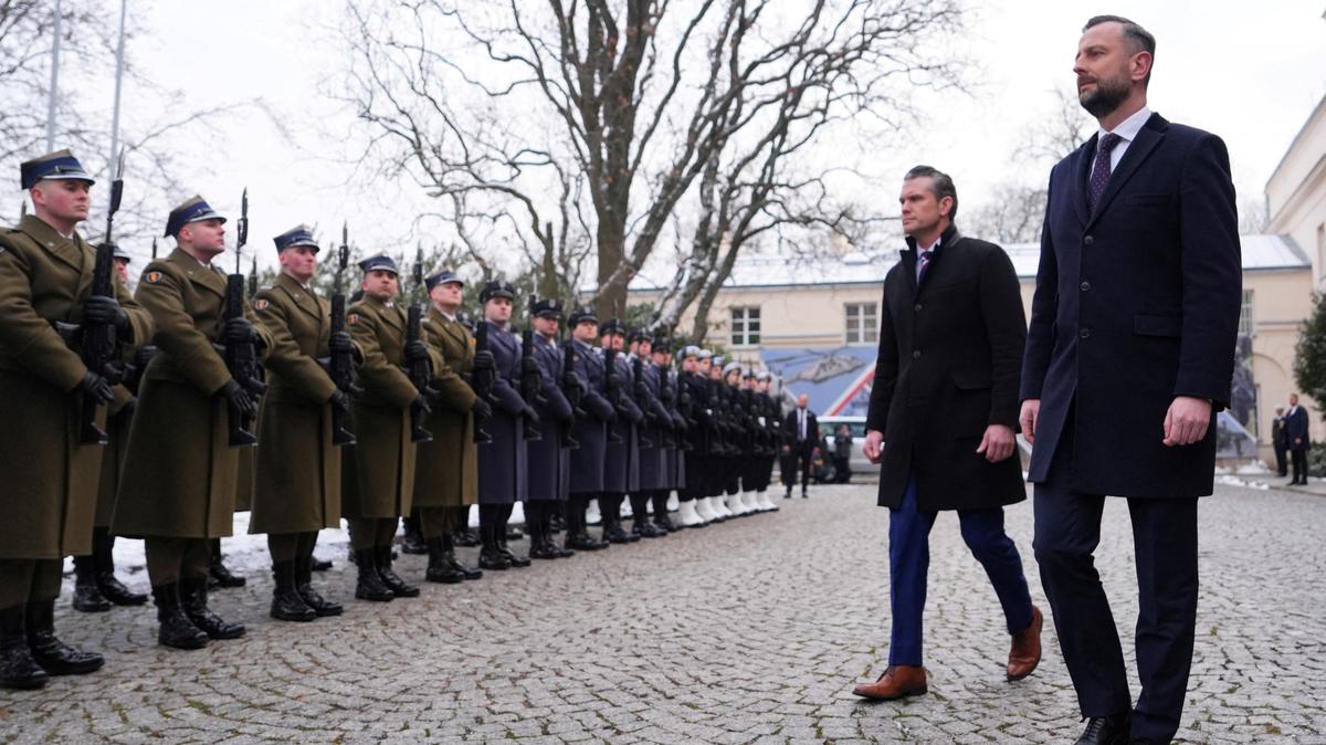FILE PHOTO: U.S. Defense Secretary Pete Hegseth and Poland's Deputy Prime Minister and Defence Minister Wladyslaw Kosiniak-Kamysz review an honorary guard as they meet in Warsaw, Poland, February 14, 2025. REUTERS/Aleksandra Szmigiel/File Photo