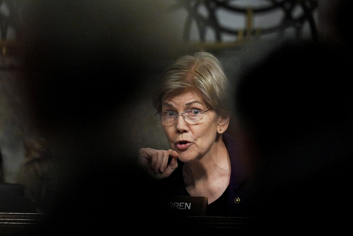 Committee member of the Senate Armed Services Committee, U.S. Senator Elizabeth Warren (D-MA) questions U.S. Defense Secretary Pete Hegseth during a Senate Armed Services Committee hearing on U.S. President Donald Trump's FY2027 budget request for the Department of Defense on Capitol Hill in Washington, D.C., U.S., April 30, 2026. REUTERS/Ken Cedeno