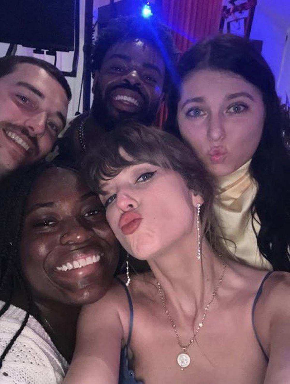  Taylor Swift and fellow wedding guestsCourtesy of X/Taylor Swift Updates 
