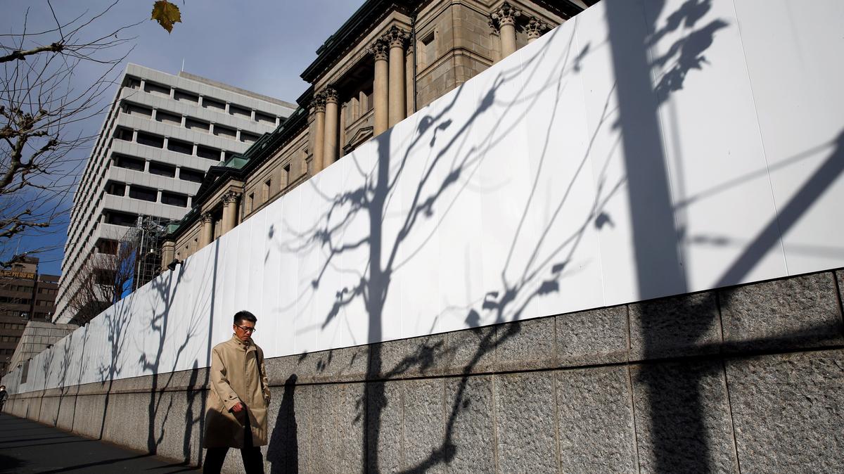 A man walks past the Bank of Japan building in Tokyo, Japan January 15, 2018. REUTERS/Kim Kyung-Hoon