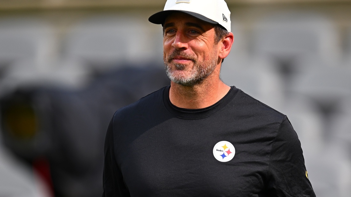 Aaron Rodgers Wants to Spend Retirement With 'Pregnant Wife,' Rest of Family 