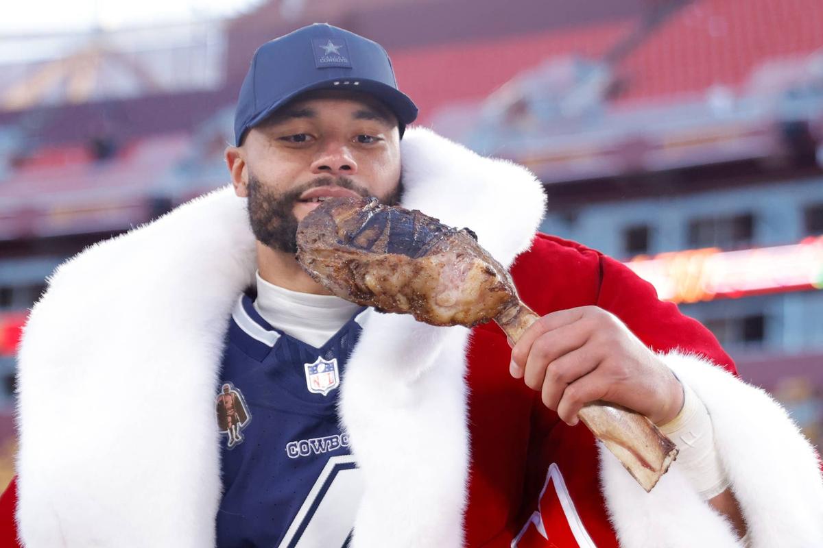  Dallas Cowboys quarterback Dak Prescott eats a steak in front of reporters after game Amber Searls-Imagn Images