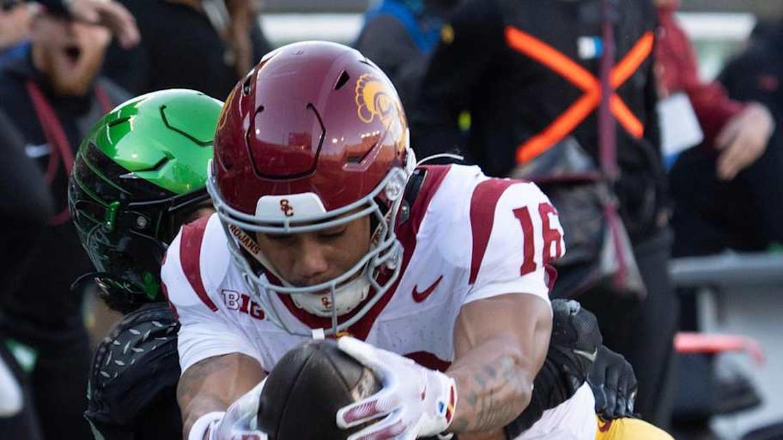  Southern California's Tanook Hines, right, stretches for a touchdown despite the efforts of Oregon's Aaron Flowers during the first half Nov. 22, 2025. | Chris Pietsch/The Register-Guard / USA TODAY NETWORK via Imagn Images 