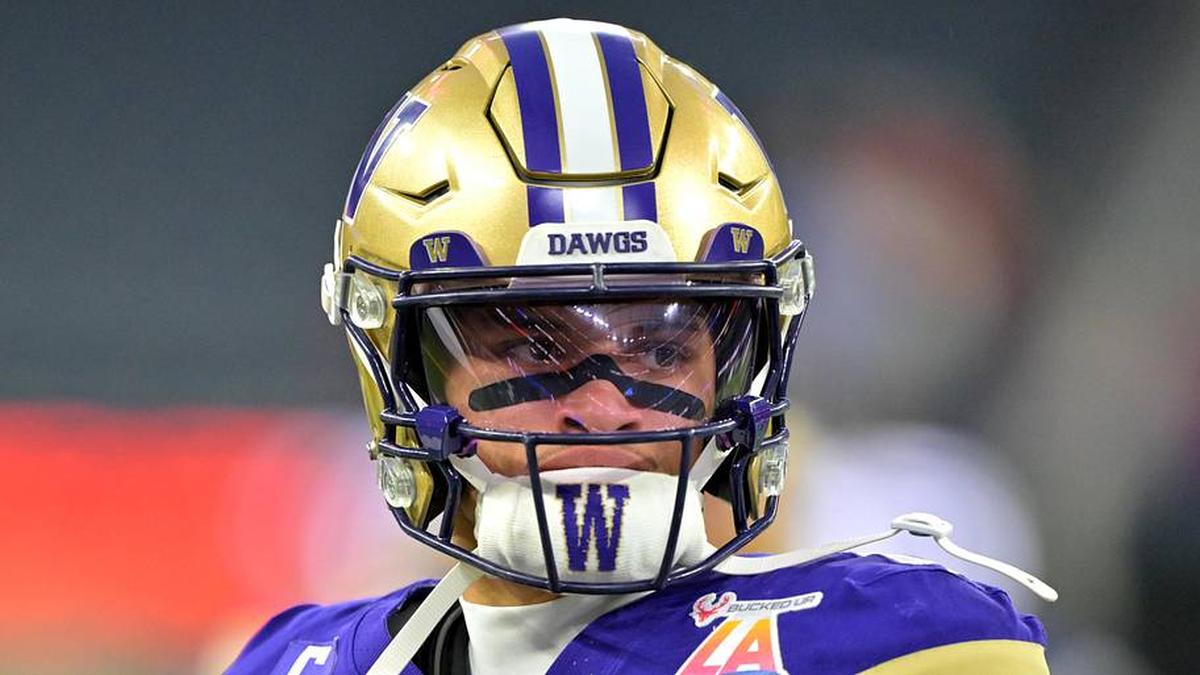  Dec 13, 2025; Inglewood, CA, USA; Washington Huskies quarterback Demond Williams Jr. (2) warms up prior to the LA Bowl Game against the Boise State Broncos at SoFi Stadium. Mandatory Credit: Jayne Kamin-Oncea-Imagn Images | Jayne Kamin-Oncea-Imagn Images 