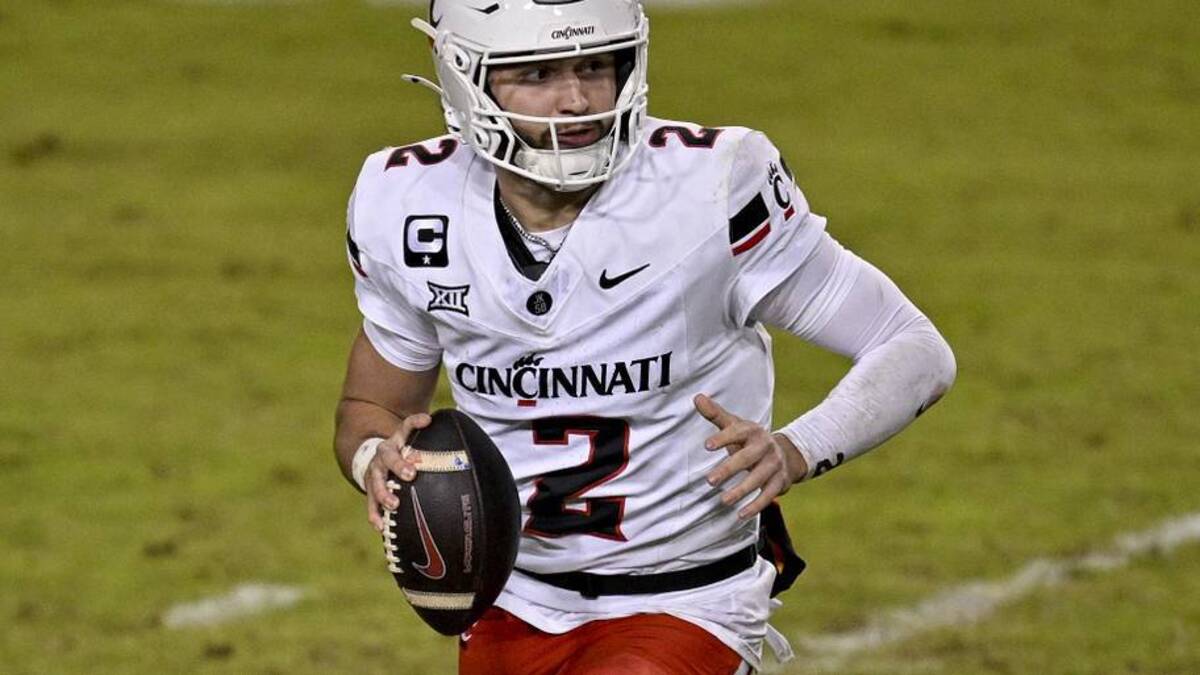  Nov 29, 2025; Fort Worth, Texas, USA; Cincinnati Bearcats quarterback Brendan Sorsby (2) runs with the ball during the game between the Horned Frogs and the Bearcats at Amon G. Carter Stadium. Mandatory Credit: Jerome Miron-Imagn Images | Jerome Miron-Imagn Images 