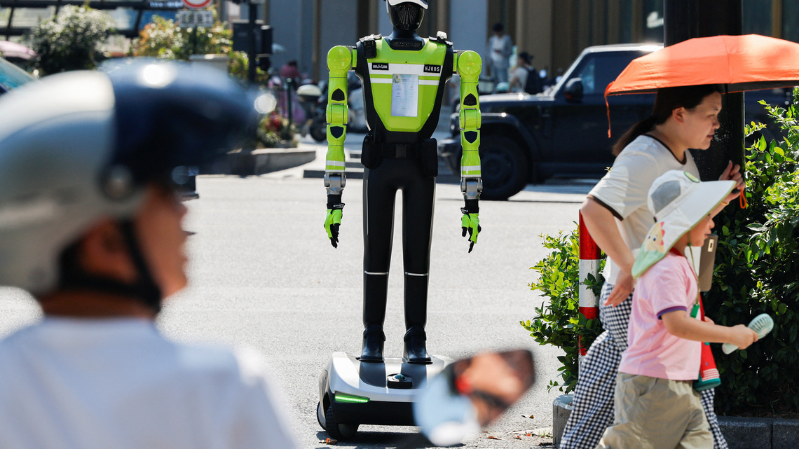 China puts robocops on traffic duty, minus the arrest powers