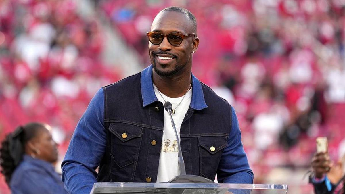  Sep 9, 2024; Santa Clara, California, USA; San Francisco 49ers former tight end Vernon Davis speaks during the 49ers hall of fame ceremony during halftime against the New York Jets at Levi's Stadium. Mandatory Credit: Darren Yamashita-Imagn Images | Darren Yamashita-Imagn Images 