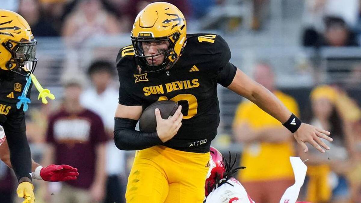 ASU Sun Devils quarterback Sam Leavitt (10) scrambles out of the backfield against the Houston Cougars at Mountain America Stadium in Tempe on Oct. 25, 2025. | Joe Rondone/The Republic / USA TODAY NETWORK via Imagn Images 