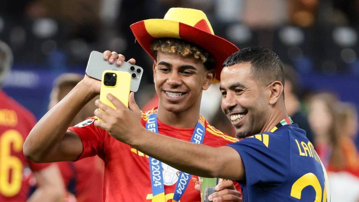  Mounir Nasraoui (right) said his son should've won last year's Ballon d'Or award. | Jean Catuffe/Getty Images 