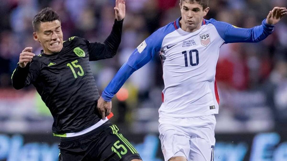  Christian Pulisic (right) began wearing the USMNT's No. 10 in the failed effort to qualify for the 2018 World Cup in Russia. | Robin Alam/Icon Sportswire/Getty Images 