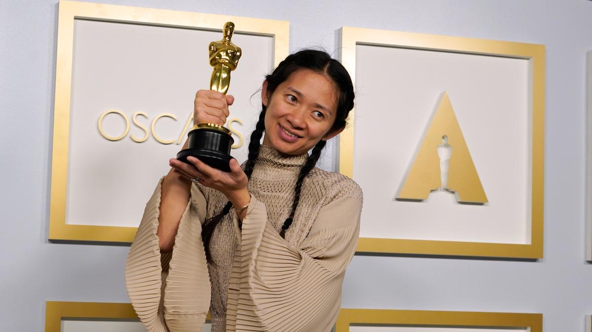La directora y productora Chloé Zhao posa en la sala de prensa tras ganar el Oscar a la mejor película, por “Nomadland”, el domingo 25 de abril de 2021 en Union Station, en Los Angeles.