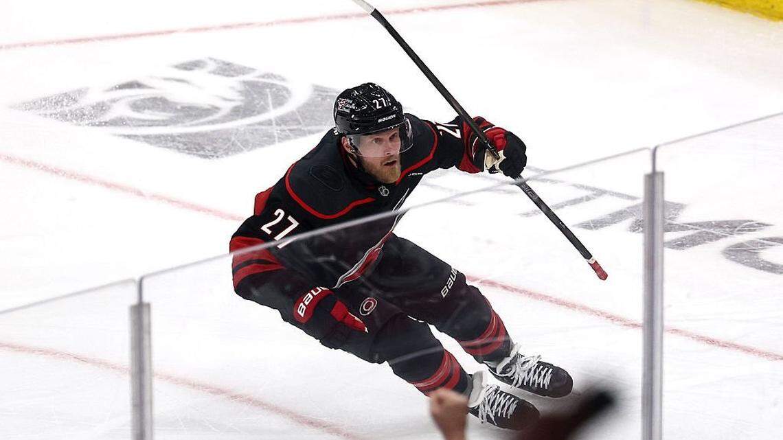 Nikolaj Ehlers' 2nd goal in OT helps Canes even series with Canadiens 