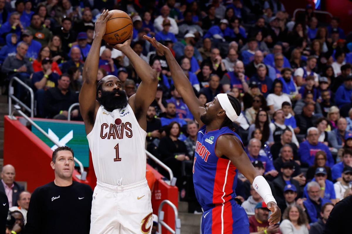  Cleveland Cavaliers guard James Harden shoots on Detroit Pistons guard Caris LeVert. Rick Osentoski-Imagn Images