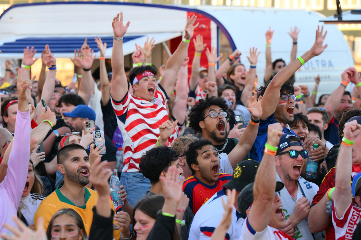 Soccer Football - FIFA World Cup 2026 - USA v Paraguay - Fans gather in Seattle - Seattle, Washington, U.S. - June 12, 2026 USA fans celebrate after Giovanni Reyna scored their fourth goal as they watch the match at the waterfront REUTERS/Steven Bisig