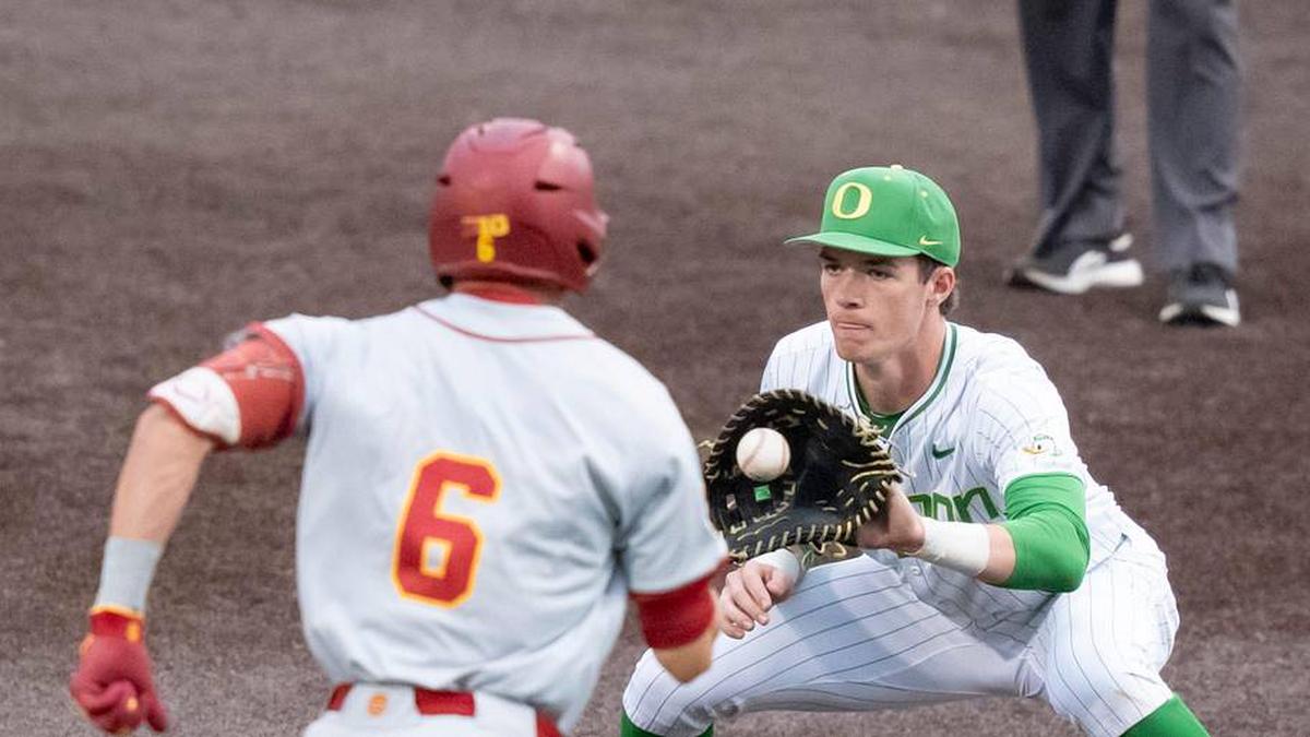  Oregon's Brayden Jaksa, right, makes a catch at first for an out as USC infield Dean Carpentier runs in as the Oregon Ducks host the USC Trojans on May 14, 2026, in Eugene, Oregon. | Ben Lonergan/The Register-Guard / USA TODAY NETWORK via Imagn Images 