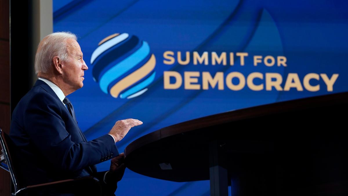 El presidente de Estados Unidos, Joe Biden, da el discurso inicial para inaugurar La Cumbre por la Democracia, el jueves 9 de diciembre de 2021, desde la Casa Blanca. El encuentro virtual fue una oportunidad para que representantes de 110 naciones pudieran analizar los retos de la democracia. 
