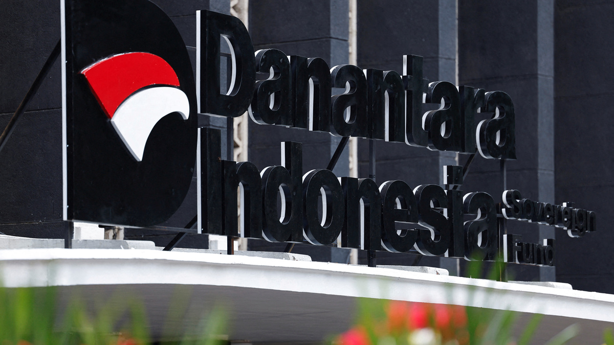 FILE PHOTO: A sign for Indonesia's sovereign wealth fund Danantara is seen in front of its headquarters in Jakarta, Indonesia, February 28, 2025. REUTERS/Willy Kurniawan/File Photo