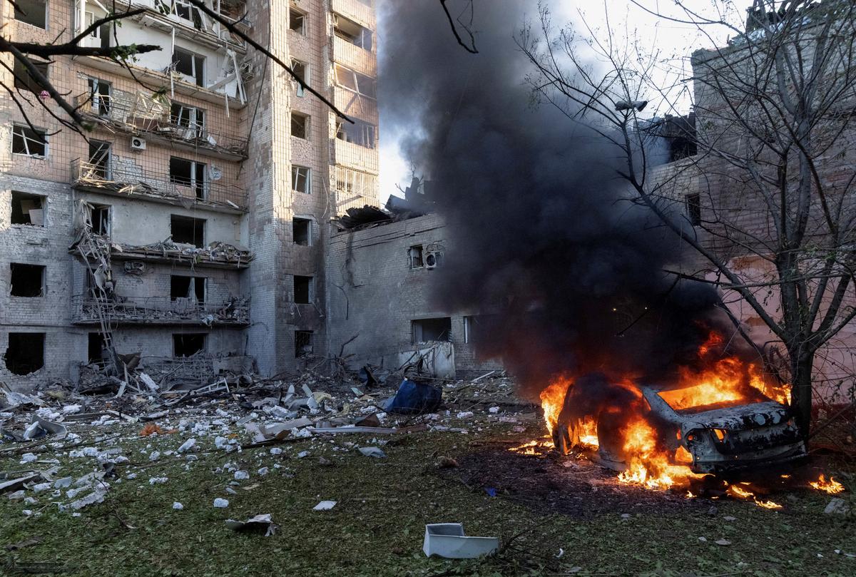 A car burns near an apartment building at the site of a Russian military strike, amid Russia's attack on Ukraine, in Kramatorsk, Ukraine May 25, 2026. REUTERS/Stringer