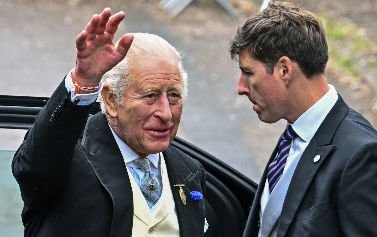 Britain's King Charles waves as he arrives to attend the wedding of Princess Anne's son, Peter Phillips and Harriet Sperling at All Saints' Church in Kemble, Cirencester, Britain, June 6, 2026. REUTERS/Dylan Martinez