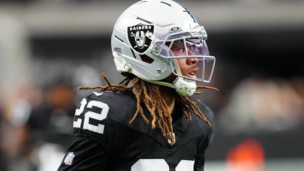  Dec 28, 2025; Paradise, Nevada, USA; Las Vegas Raiders cornerback Eric Stokes (22) warms up before the game against the New York Giants at Allegiant Stadium. Mandatory Credit: Stephen R. Sylvanie-Imagn Images | Stephen R. Sylvanie-Imagn Images 