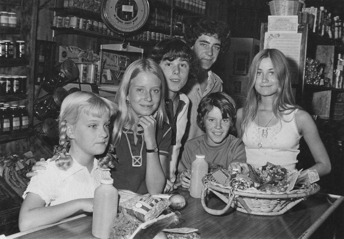 Child cast members of the US TV sitcom ‘The Brady Bunch’, circa 1972. Left to right: Susan Olsen, Eve Plumb, Christopher Knight, Barry Williams, Mike Lookinland and Maureen McCormick.Darlene Hammond/Archive Photos/Getty Images