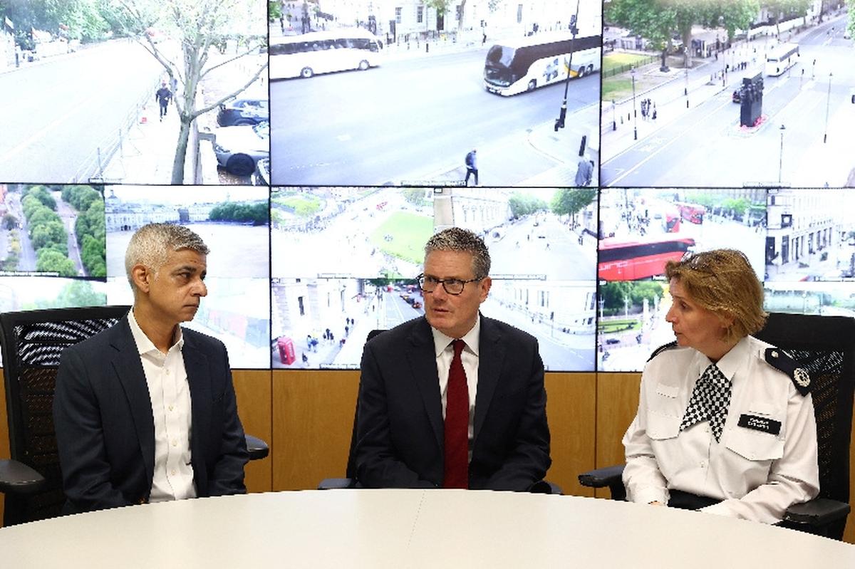 Mayor of London Sadiq Khan, British Prime Minister Keir Starmer and Commander Clair Haynes meet with the members of the police to discuss operational planning ahead of this weekend's protests, in London, Britain, May 15, 2026. Peter Nicholls/Pool via REUTERS