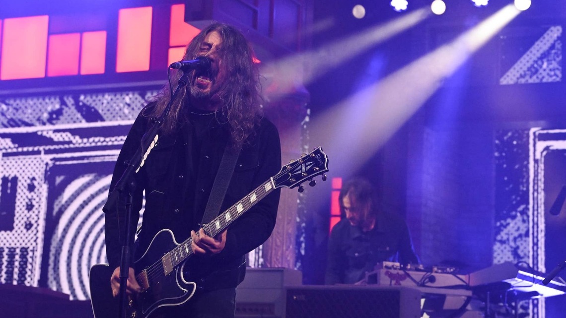 11 Years Ago Today, This '90s Rock Star Did the Unthinkable After Breaking His Leg On Stage 