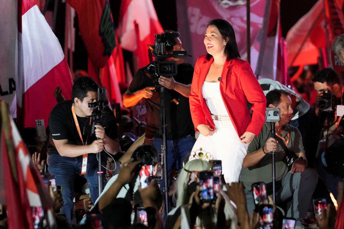 La candidata presidencial peruana Keiko Fujimori reacciona durante su cierre de campaña de cara a la segunda vuelta electoral del 7 de junio contra Roberto Sánchez, en Lima, Perú, el 4 de junio de 2026. REUTERS/Angela Ponce