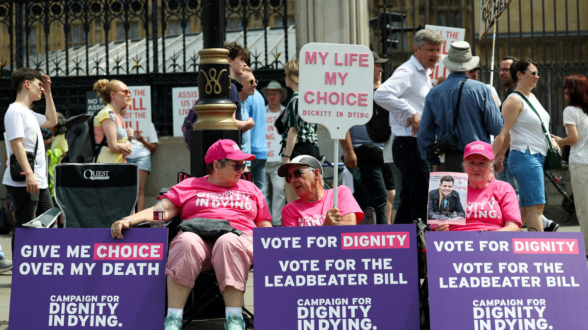 FILE PHOTO: Demonstrators wear 'Campaign for Dignity In Dying' t-shirts in support of the assisted dying law for terminally ill people bill, on the day British lawmakers are preparing to vote on the bill, in London, Britain, June 20, 2025. REUTERS/Isabel Infantes/File Photo