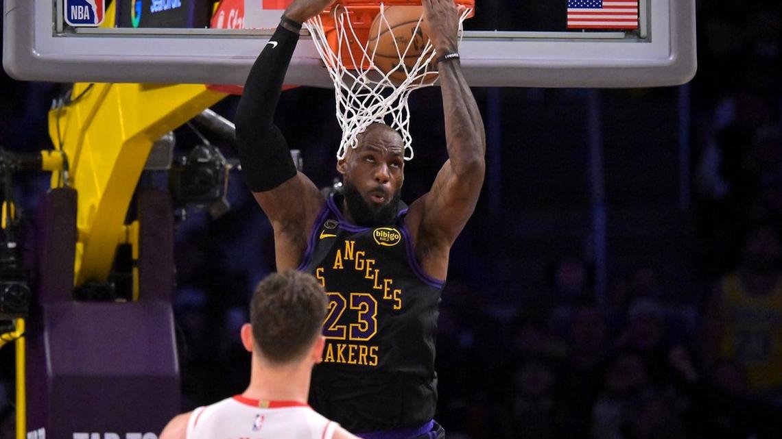 Short-handed Lakers show grit in leading series vs. Rockets 