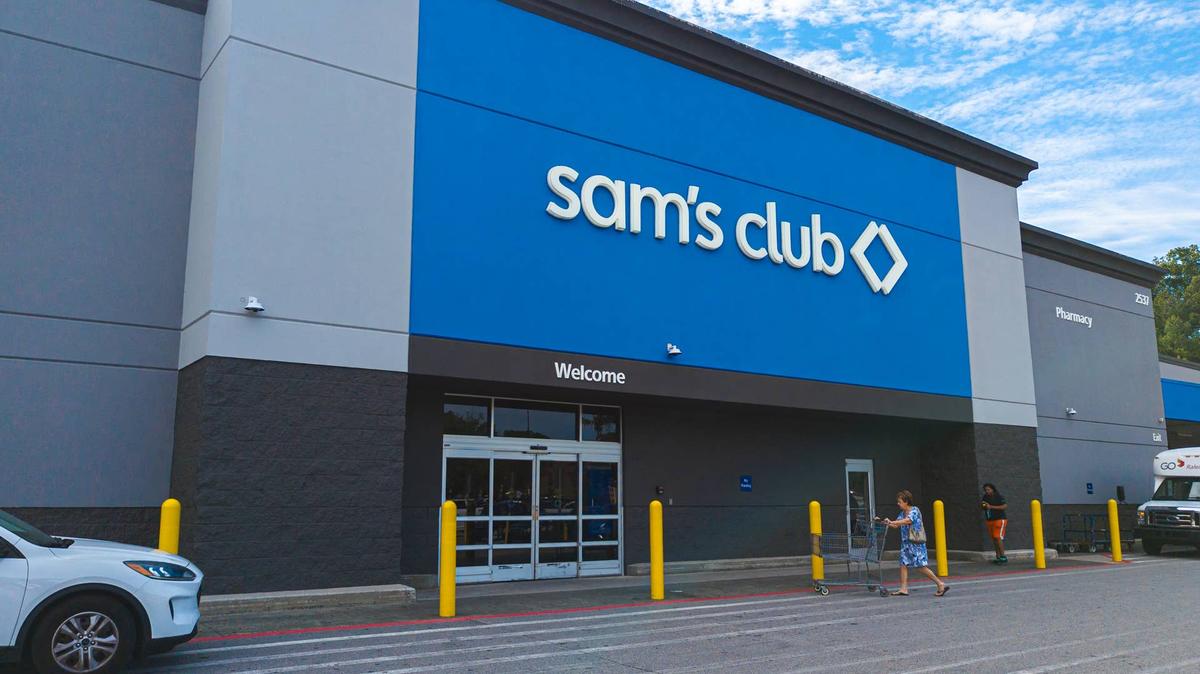 Sam's Club storefront. 