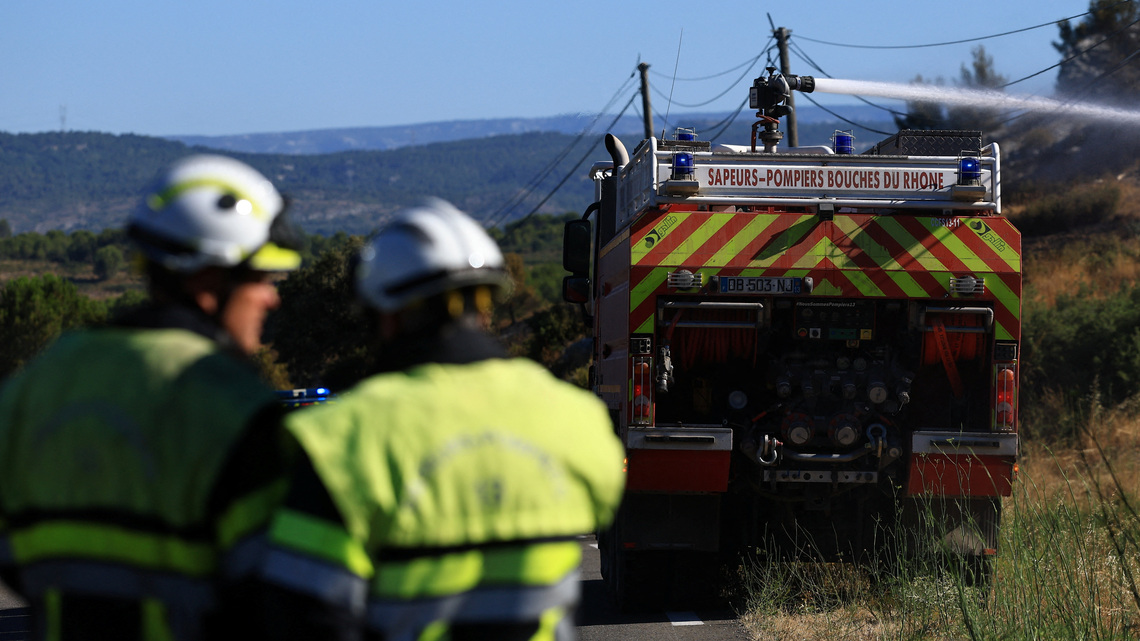 Firefighters battle wildfire in southern France